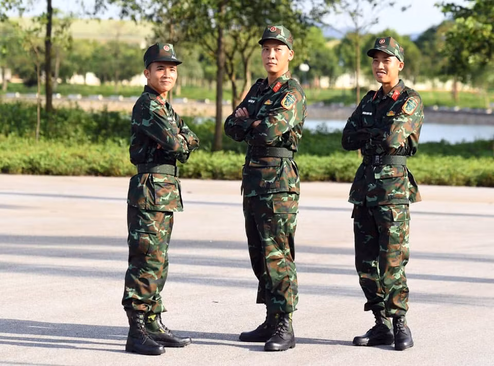 Trong ảnh, kíp xe tăng số 1 gồm: Đại úy Trần Việt Hải (đứng giữa), vị trí trưởng xe, kíp xe số 1 đã có kinh nghiệm thi đấu Army Games 2018, 2019. Hai thanh viên còn lại gồm: Trung úy QNCN Lê Quang Hiệp, vị trí pháo thủ kíp xe số 1, đã có kinh nghiệm thi đấu Army Games 2019; Trung úy QNCN Hoàng Mạnh Tuấn, vị trí lái xe kíp xe số, đã có kinh nghiệm thi đấu Army Games 2019. Ảnh: QĐND Online