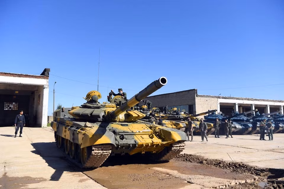Trước đó, hôm 18/8, phía Nga đã bàn giao 4 xe tăng T-72B3 hiện đại cho đội tuyển xe tăng Việt Nam. Tất cả các xe của chúng ta sẽ được sơn màu vàng tham gia các trận đấu vòng loại. Ảnh: QĐND Online