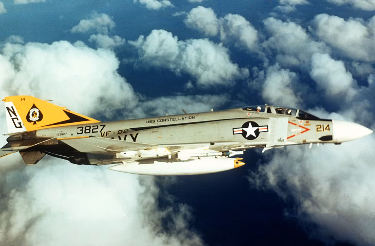 Sau khi phóng tên lửa về phía chiếc F-4, chiếc MiG lập tức phát huy chui vào lỗ hổng trong đám mây và giảm độ cao, các máy bay của hai phía chỉ còn cách mặt đất 30 đến 40 m. Cả hai máy bay tiếp tục bám đuổi nhau ở độ cao cực thấp, chỉ khoảng 20 đến 30 m, ngay phía dưới là những cánh đồng của châu thổ sông Hồng sau vụ mùa. Ảnh: Máy bay F-4J của Hải quân Mỹ - Nguồn: Wikipedia.