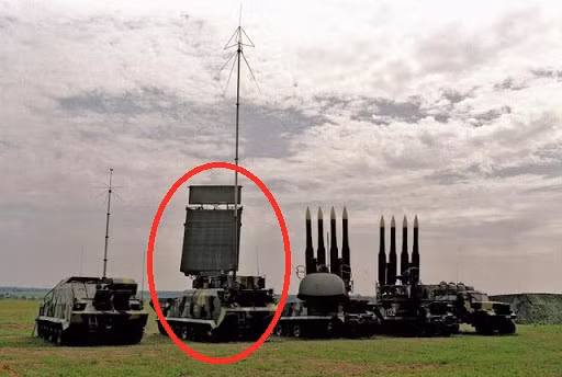 Về những khác biệt cụ thể giữa HQ-16 so với Buk, Trung Quốc nhấn mạnh tính năng radar HQ-16 tốt hơn so với hệ thống Buk. Ở bộ phận radar tìm bắt mục tiêu, Buk sử dụng loại radar 9S18, cự ly tối đa tìm bắt mục tiêu là 160km; xe chỉ huy điều khiển có thể đồng thời xử lý 60 mục tiêu và đưa tham số của 36 mục tiêu trong đó sang xe phóng tên lửa. Ảnh: Radar trinh sát của hệ thống Buk (khoanh vòng màu đỏ).