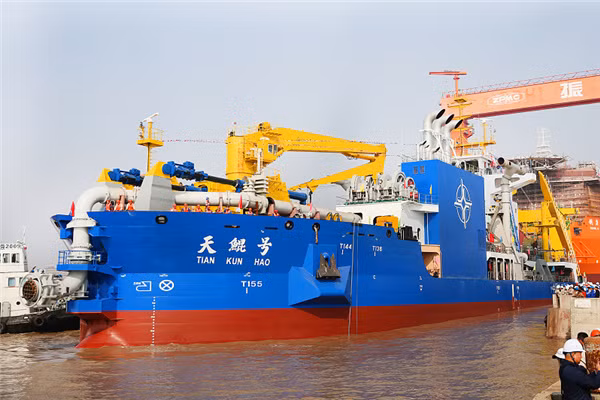 Nên biết rằng, trước năm 2006, tàu nạo vét lớn nhất của Trung Quốc vẫn phải nhập khẩu từ nước ngoài; tuy nhiên để phục vụ chiến lược độc chiếm Biển Đông bằng cách bồi đắp các đảo đá ngầm mà Trung Quốc chiếm đóng trái phép, Trung Quốc đã đầu tư phát triển các loại tàu nạo vét công suất cực lớn. Ảnh: Tàu hút bùn Thiên Kình - Nguồn: Sina.