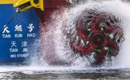 Tàu hút bùn Thiên Kình được đưa vào sử dụng năm 2009; đây không chỉ là tàu hút tự hành có công suất lớn nhất thế giới mà còn do Trung Quốc tự nghiên cứu, phát triển và chế tạo. Ảnh: Tàu hút bùn Thiên Kình - Nguồn: Sina
