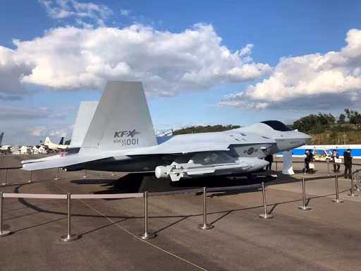 Máy bay KF-X sẽ không có khoang vũ khí giấu trong thân, nhưng một trong những giải pháp tăng đặc điểm khí động học và khả năng tàng hình của KF-X là các giá treo vũ khí được thu sát vào thân máy bay, tương tự như công nghệ áp dụng trên máy bay Eurofighter Typhoon. Ảnh: Mô hình trưng bày máy bay chiến đấu KF-X - Nguồn: KAI