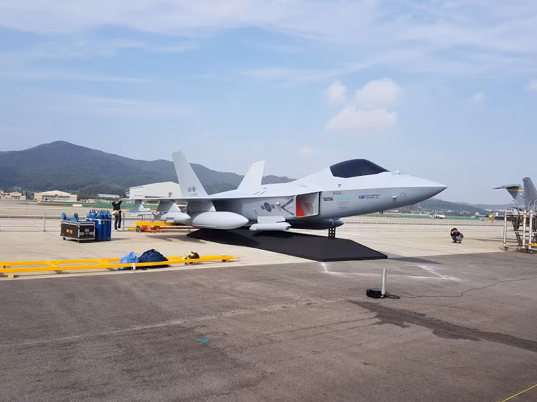 Chương trình nghiên cứu phát triển và chế tạo KF-X là dự án hợp tác giữa Hàn Quốc và Indonesia, nhằm phát triển một mẫu máy bay tiêm kích tiên tiến dành cho Hàn Quốc và Indonesia. Đây cũng là chương trình phát triển máy bay chiến đấu thứ hai của Hàn Quốc, sau chương trình máy bay huấn luỵện/chiến đấu FA-50. Ảnh: Mô hình máy bay chiến đấu KF-X Hàn Quốc - Nguồn: KAI
