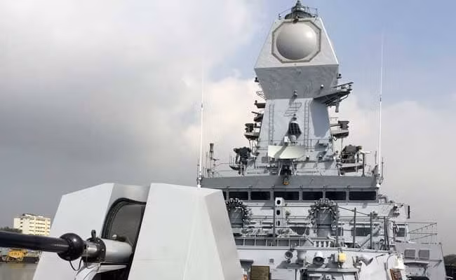 Về hệ thống trinh sát, tàu được trang bị hệ thống radar kỹ thuật số đa năng ELM-2248 MF-STAR tiên tiến, dựa trên công nghệ quét mảng pha chủ động (AESA) mới nhất. ELM-2248 MF-STAR được xem là “mắt thần” của tàu hộ tống tên lửa lớp Sa’ar 6. Ảnh: Radar ELM-2248 - Nguồn: Nguồn: Wikipedia.