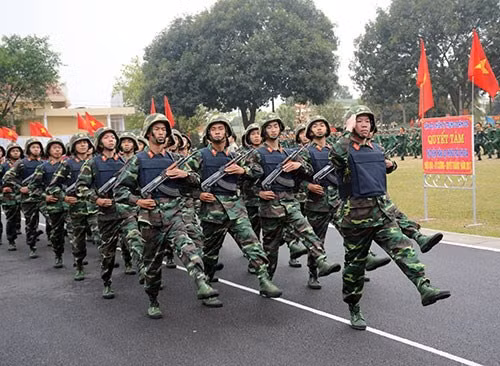 Áo giáp có thể chống lại tác động đâm từ vật thể nhọn như dao, kiếm,… khi mặc trong trạng thái không có tấm cứng, giáp mềm, và được bổ sung túi ở mặt trước và sau để có thể trang bị thêm tấm cứng chống đạn AK. Áo có trọng lượng khoảng 2 - 3 cân chưa tấm cứng và mỗi tấm cứng chống đạn nặng khoảng 1.3 cho đến 2kg. Dù vậy, áo lại có màu xanh navy, gây mất tính ngụy trang trong trường hợp tác chiến. Để khắc phục nhược điểm này, khi tác chiến, chiến sĩ thường mặc áo trang bị rằn ri bên ngoài. Ảnh: Khối chiến sĩ bộ binh với áo giáp chống đạn và tiểu liên AKS.