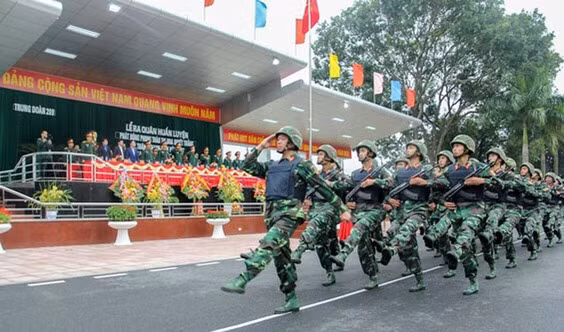 Dù vậy, bước vào thời kỳ hiện đại hóa quân đội cách mạng, một số đơn vị bộ binh đã được ưu tiên trang bị loại áo giáp chống đạn mới chuyên dụng được nhập khẩu từ nước ngoài, áo giáp có thể chống được đạn 7.62x39mm bắn từ súng tiểu liên AK ở khoảng cách gần khi được gia cố tấm cứng ở trước và sau. Ảnh: Chiến sĩ trung đoàn bộ binh 209 trong lễ ra quân huấn luyện với súng tiểu liên AKS và áo giáp chống đạn hiện đại.