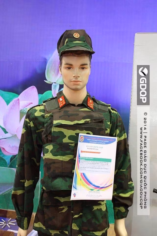 Có thể nói rằng, với sự phát triển của nền công nghiệp quốc phòng trong nước, chúng ta hi vọng trong thời gian ngắn sắp tới, Việt Nam sẽ tự chế tạo số lượng lớn áo giáp chống đạn hiện đại nhằm thay thế các loại áo giáp nhập khẩu trong cả lực lượng đặc nhiệm và tiến tới xa hơn là trong các đơn vị bộ binh chiến đấu. Điều này sẽ giúp nâng cao hơn nữa độ bảo vệ cho người lính, giúp họ an tâm hơn trong những lần làm nhiệm vụ. Ảnh: Áo giáp chống đạn được Việt Nam giới thiệu từ năm 2010 với kiểu dáng chắc chắn, mang cả giáp mềm và tấm cứng chống đạn AK.
