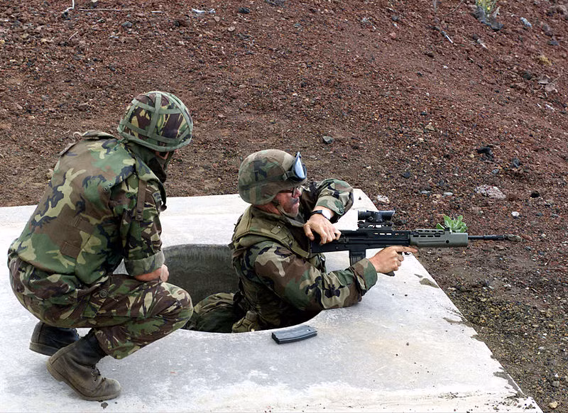 Ngoài ra, mẫu súng kiểu bullpup cũng rất bất tiện cho những người thuận tay trái, vì cấu tạo bệ khóa nòng và lẫy hất vỏ đạn nằm sau cò súng, nên tay kéo khóa nòng bắt buộc phải nằm phía bên phải, bắt buộc người bắn phải tập bắn tay phải; nếu không khi sử dụng bằng tay trái, sẽ rất nguy hiểm khi vỏ đạn văng ra khi bắn và bất tiện khi lên đạn; trọng lượng của súng cũng khá nặng, nên người sử dụng khá mỏi tay khi dùng. Ảnh: Một lính Anh dùng tay trái lên đạn khẩu L85A1. Nguồn: Wikipedia.