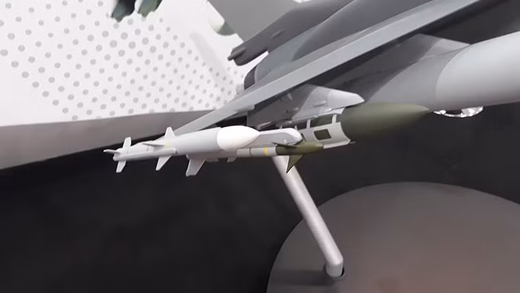 Dù trông kích cỡ của F-16 khá gọn gàng, không lớn hơn đời MiG-21 là bao nhiêu, nhưng thân hình nhỏ nhắn đó có thể chở tới 7,7 tấn vũ khí trên 11 điểm treo bao gồm các loại tên lửa không đối không, không đối đất, không đối hải.