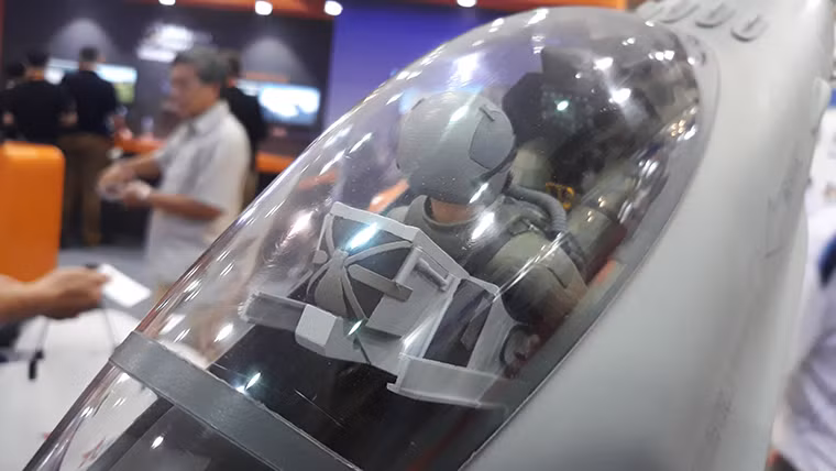 Cabin F-16 được làm giống như thật với mô hình phi công ngồi bên trong. Phiên bản F-16 mới nhất trang bị hệ thống radar mạng pha chủ động AESA AN/APG-83 có tầm trinh sát 370km.