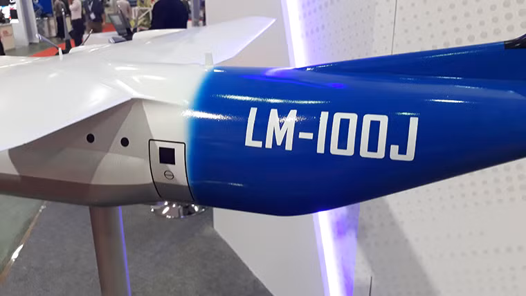 Nhìn bề ngoài, LM-100J không khác nhiều C-130J, tuy nhiên đi sâu vào bên trong thì thực ra chiếc máy bay dân sự bị cắt giảm đáng kể tính năng của dòng máy bay quân sự.