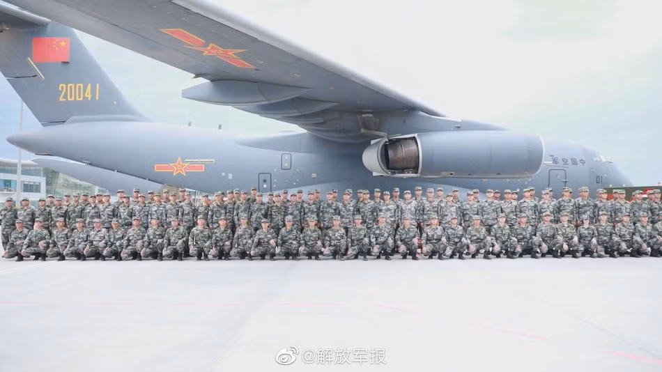 Do lo ngại tình hình dịch COVID-19 hoành hành phức tạp, năm nay, Trung Quốc đã không được lựa chọn để tổ chức bất cứ nội dung nào của hội thao quân sự quốc tế Army Games, Thay vào đó, 6 nội dung thi sẽ được diễn ra tại các Armenia, Azerbaijan, Belarus, Uzbekistan và 24 nội dung còn lại sẽ tổ chức ở nước chủ nhà Nga. Ảnh: Đoàn cán bộ Trung Quốc chụp ảnh lưu niệm trước lễ xuất quân.