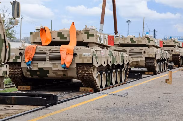 Trung Quốc từ khi bắt đầu tham gia nội dung thi Tank Biathlon của Army Games đã không sử dụng xe tăng nước chủ nhà cung cấp mà tự đưa sang các xe Type 96 với thông số kỹ thuật là khá tương đồng với T-72B3. Điểm này có thể nói là khá có lợi thế cho Trung Quốc khi kíp lái xe đã có thời gian dài huấn luyện và làm chủ xe tăng từ trong nước. Ảnh: Xe tăng Type 96 trên đường sang Nga.