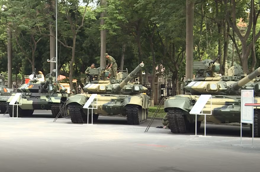 Nổi bật nhất trong nhóm 5 xe tăng trưng bày trong khuôn viên BQP là 3 chiếc xếp cuối: T-54M; T-90S và T-90SK. Ảnh: QĐND