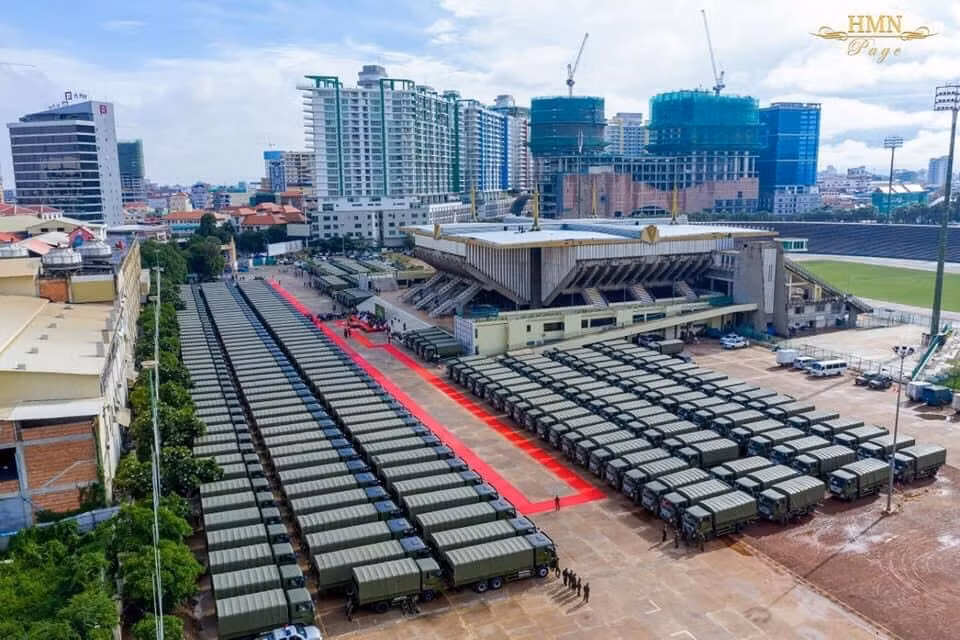 Có thể dễ dàng nhận thấy một điều là các xe tải này của Campuchia thuộc hệ vận tải dân sự chứ không phải thiết kế quân sự, với lốp sau dùng bánh đôi. Đây là loại thiết kế phù hợp di chuyển trên đường nhựa và địa hình bằng phẳng tốt nhưng lại rất kém trong việc việt dã vượt địa hình. Ảnh: Cận cảnh loạt xe tải mới của Campuchia.
