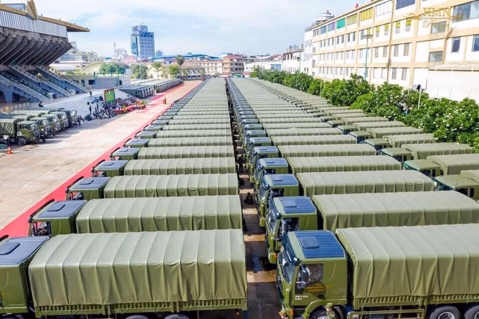 Giữa dịch COVID-19, hồi tháng 3, Trung Quốc và Campuchia cũng đã tổ chức cuộc diễn tập chung mang tên “Rồng Vàng” với sự tham gia của hơn 3000 binh sĩ cả hai nước và nhiều vũ khí khí tài hạng nặng. Ảnh: Quang cảnh buổi lễ tiếp nhận nhìn từ trên cao.