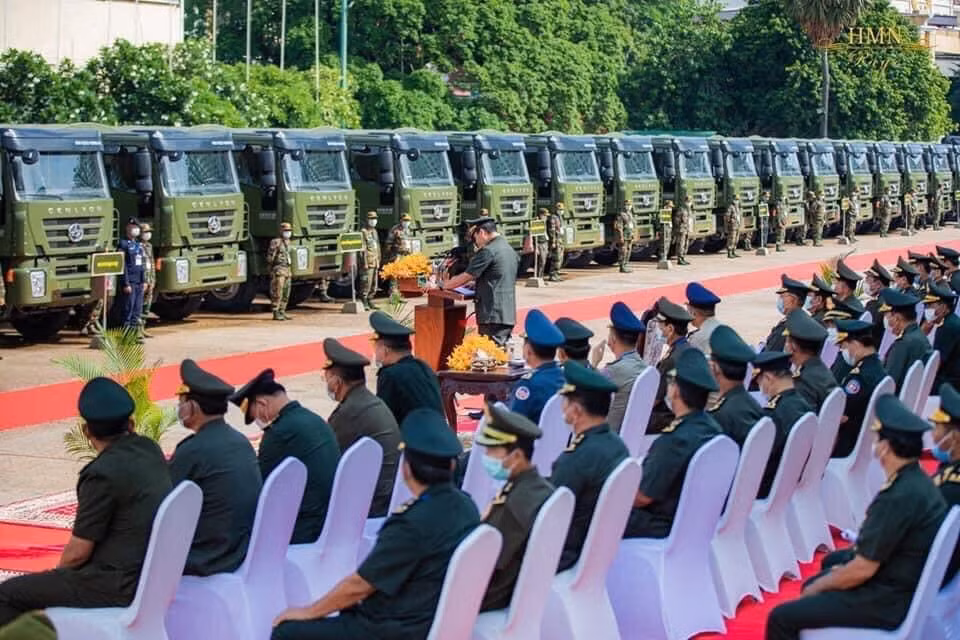Đến ngày 18/6, tại thủ đô Phnôm Pênh, lực lượng vũ trang Campuchia dưới sự góp mặt của Thủ tướng Hun Sen đã chính thức tổ chức lễ tiếp nhận trang bị với số lượng lớn các xe vận tải từ Trung Quốc này. Ảnh: Quang cảnh buổi lễ tiếp nhận.