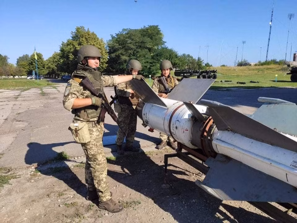 Nhưng Ukraine hiện nay tiếp tục phục hồi và sử dụng hệ thống phòng không đã lạc hậu này; những tên lửa SAM-3 mà Ukraine đang tái sử dụng được Liên Xô sản xuất cách đây đã 50 năm, nó đã hết niên hạn sử dụng và đưa vào niêm cất dài hạn. Ảnh: Quân đội Ukraine quay lại sử dụng S125 - Nguồn: Sina