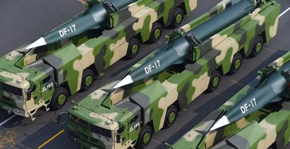 Mặc dù chưa biết khi nào tên lửa AGM-183 có thể được đưa vào trang bị, nhưng để đối phó với loại tên lửa nguy hiểm này của Mỹ, Trung Quốc chỉ có thể áp dụng chiến thuật "tiền phát chế nhân (chủ động tiến công trước)", dùng tên lửa Dongfeng-17, để vô hiệu hóa căn cứ quân sự của Mỹ ở Okinawa; trước khi F-15EX kịp cất cánh. Ảnh: Tên lửa siêu thanh Dongfeng-17 của Trung Quốc - Nguồn: Wikipedia.