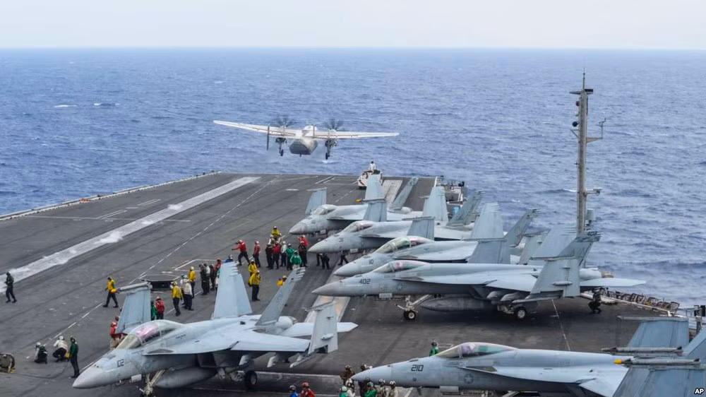 Về chi phí, F/A-18 hiện nay được sử dụng để nâng cấp hoặc sản xuất F/A-18 mới, giá vẫn rẻ hơn nhiêu lần so với F-35. Với gói mua 78 chiếc F/A-18 Block III trị giá 4 tỷ USD, trung bình là gần 50 triệu USD/chiếc; thấp hơn 1/3 so với giá khai báo thấp nhất của F-35A (phiên bản của không quân).