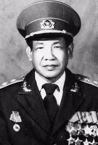  Nguyên Tổng Bí thư Lê Khả Phiêu sinh ngày 27/12/1931 tại xã Đông Khê, huyện Đông Sơn, tỉnh Thanh Hóa. Sinh ra và lớn lên trong một dòng họ nổi tiếng, được hun đúc truyền thống yêu nước quật cường, ông đã sớm giác ngộ Cách mạng và nhiệt huyết tham gia các phong trào ở địa phương. Năm 18 tuổi, đồng chí chính thức được kết nạp Đảng. Ảnh: Nguyên Tổng bí thư - Thượng tướng Lê Khả Phiêu.