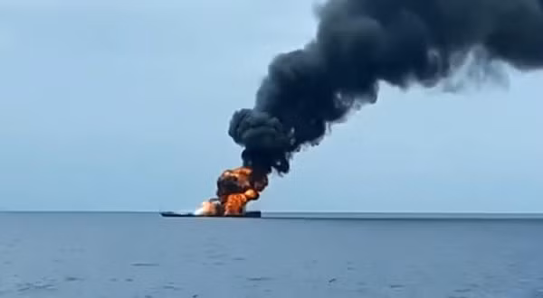 Trước đó, ngày 11/9/2018, một tàu tên lửa mang số hiệu KRI Rencong-622 của Hải quân Indonesia đã bất ngờ bốc cháy dữ dội và chìm không lâu sau đó khi đang tuần tra ở Sorong thuộc tỉnh Papua Barat, cách cảng nhà của nó khoảng 30km. Ảnh: Hình ảnh chiếc KRI Rencong-622 của Indonesia bao trùm trong ngọn lửa giữa biển khơi.