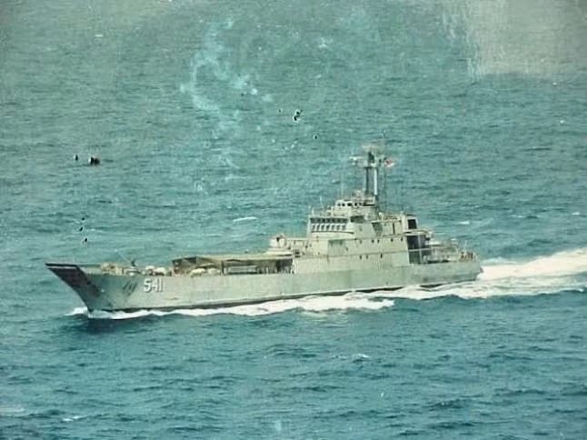 Con tàu chìm sâu 90m dưới biển tuy nhiên may mắn là không có thương vong xảy ra, tất cả 55 thủy thủ trên tàu đã kịp thoát nạn và được 2 tàu dân sự gần khu vực cứu sống. Ảnh: Tàu KRI Teluk Jakarta-541 thời điểm mới phục vụ trong biên chế Hải quân Indonesia.