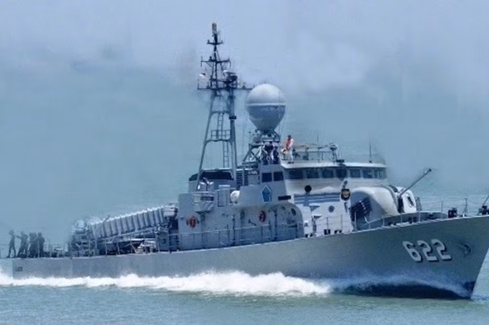 Nguyên nhân ban đầu được xác định là do ngọn lửa bùng lên ở khoang máy sau khi động cơ Tuabin khí của tàu ngừng hoạt động, lúc này con tàu đang trên đường trở về cảng Sorong sau chuyến hải hành. Toàn bộ 37 thủy thủ của tàu đã được sơ tán kịp thời và theo ghi nhận là không có thương vong về người. Con tàu bốc cháy từ 7h sáng và đến đầu giờ chiều, nó đã nằm lại vĩnh viễn tại đáy biển. Ảnh: Tàu KRI Rencong-622 lúc còn hoạt động.