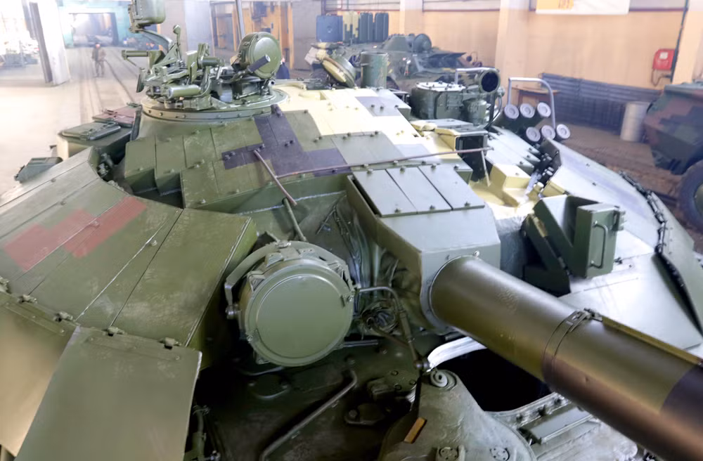 Đầu tiên, hệ thống phòng vệ của T-72AMT được tăng cường bằng giáp phản ứng nổ Nozh do Ukraine tự phát triển. Chúng được quảng cáo có thể kháng được đạn nổ chống tăng HEAT, đạn xuyên thép động năng KEP. Các “viên gạch Nozh” được lắp tập trung ở mặt trước thân xe và tháp pháo (gồm cả nóc tháp). Ảnh: armyinform