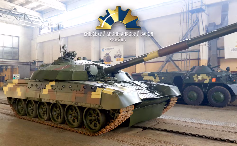 T-72AMT được nâng cấp dựa trên các xe tăng T-72 cũ được sản xuất từ thời Liên Xô, chúng được vận chuyển bằng đường sắt từ các kho niêm cất bảo quản lâu dài tới nhà máy Kyiv. Trước đó, trong suốt một thời gian dài, Ukraine gần như không sử dụng T-72, thay vào đó họ chủ yếu dùng các xe tăng T-64BV và T-80U (số lượng cực kỳ hạn chế). Ảnh: armyinform