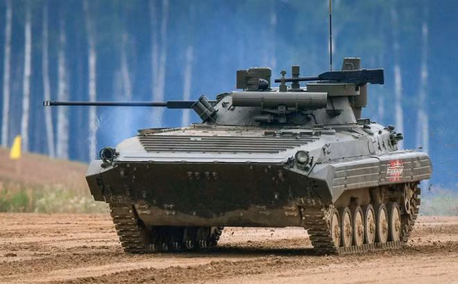 Tháp pháo của BMP-2M bao gồm một pháo 2A42 cỡ nòng 30mm, một súng máy đồng trục PKTM, bốn tên lửa chống tăng 9M133 Kornet và một súng phóng lựu liên thanh AG-30 cỡ 30mm, cùng với đó là một hệ thống theo dõi mục tiêu tự động. Dù vậy, dẫu cho có hoả lực thua kém BMP-2M, BMP-1AM vẫn có thể được xem là một bản nâng cấp hiệu quả với chi phí thấp. Ảnh: Xe chiến đấu bộ binh BMP-2M của Nga.