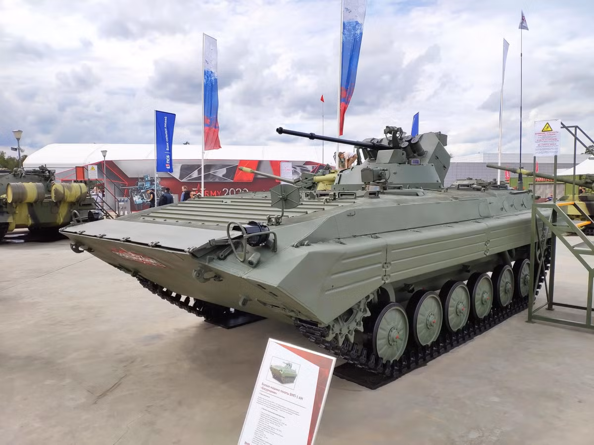 BMP-1AM do nhà máy UVZ nâng cấp từ khung thân cũ của xe chiến đấu bộ binh BMP-1 (IFV), với việc thay thế tháp pháo cũ lạc hậu bằng tháp pháo tự động 30mm kiểu mới, cho phép nó có sức mạnh tương đương thế hệ BMP-2 sau này. Xe cũng đã được thử nghiệm thành công cho nhiệm vụ đổ bộ đường không. Ảnh: Cận cảnh xe chiến đấu bộ binh BMP-1AM