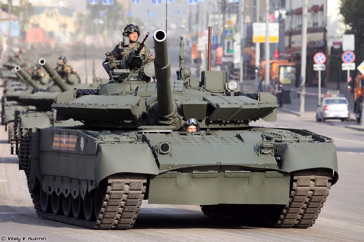 T-80BVM là phiên bản nâng cấp sâu từ thế hệ T-80BV, được giới thiệu lần đầu tiên năm 2017. Chiếc xe tăng được trang bị công nghệ giáp, hệ thống điều khiển hỏa lực, động cơ thuộc hàng tiên tiến nhất. Dự kiến, khoảng vài chăm chiếc xe tăng T-80 được nâng cấp lên chuẩn BVM. Ảnh: Vitaly Kuzmin