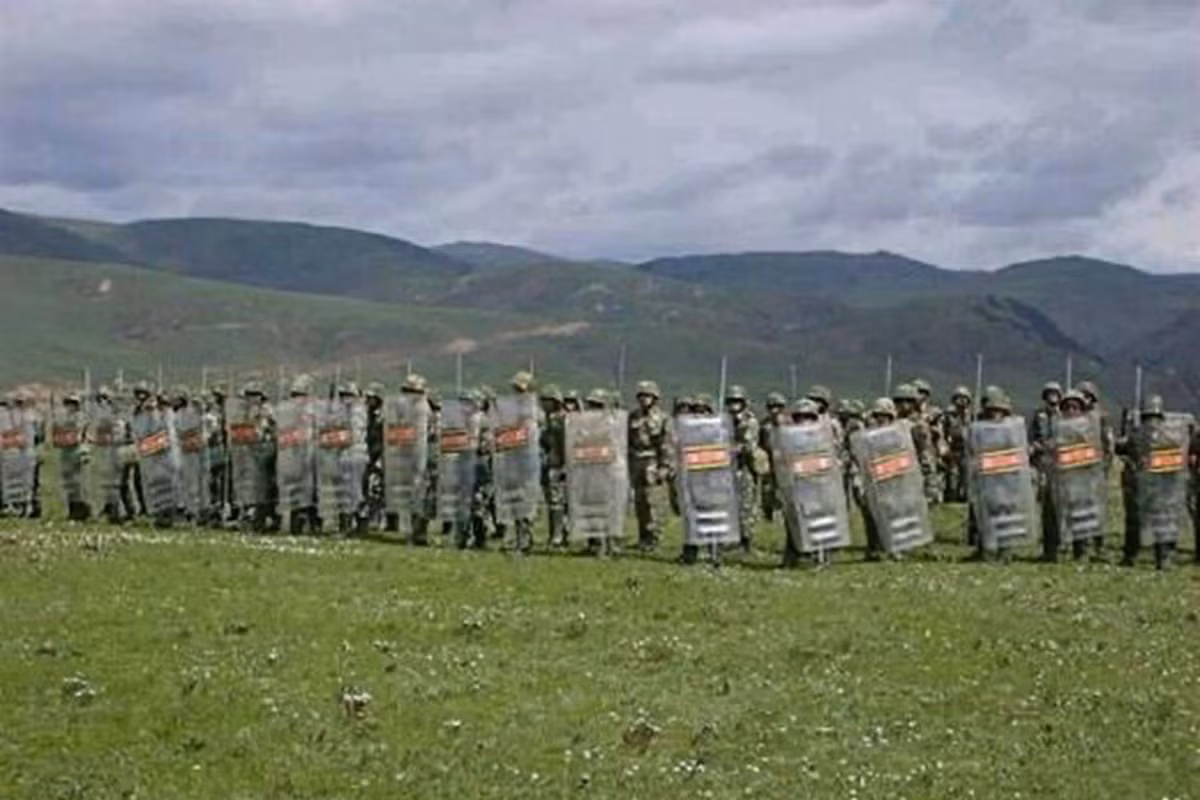 Về phía Trung Quốc, họ trang bị cho mình khá đầy đủ với khiên độ bền cao chống bạo động có thể dùng để đỡ các loại gạch đá do đối phương ném đến, cùng đoản côn hoặc trường côn. Ảnh: Đội hình biên phòng Trung Quốc với khiên và trường côn.