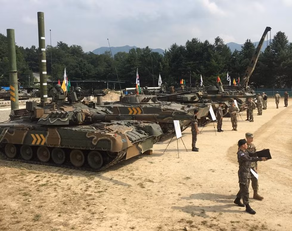 Trong khi đó, xe tăng K2 do Hàn Quốc chế tạo là một trong những loại xe tăng chiến đấu chủ lực mới nhất trên thế giới, sở hữu nhiều tính năng hiện đại mà T-80U không có; nhưng hiện nay, số T-80U vẫn là phương tiện bọc thép quan trọng trong biên chế của Quân đội Hàn Quốc.