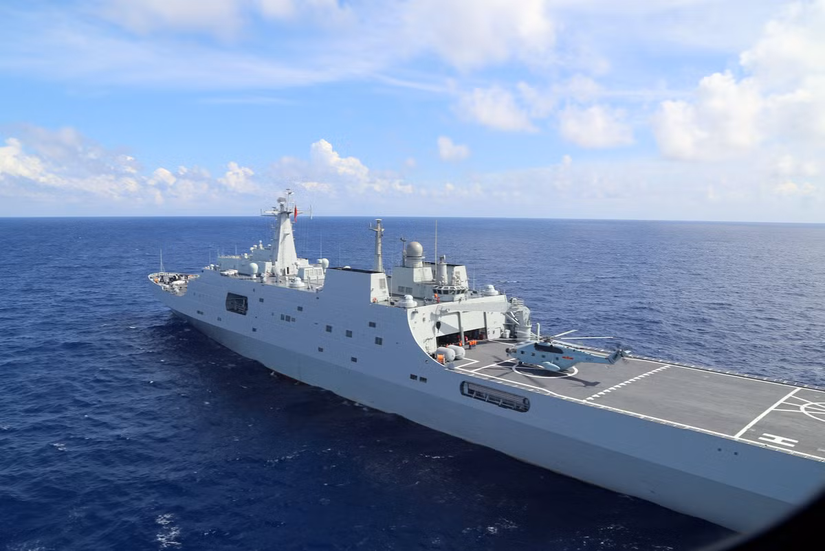 Hiện nay, tàu vận tải đổ bộ chủ yếu của PLAN gồm có 7 tàu vận tải đổ bộ cỡ lớn (LPD) lớp Ngọc Chiêu (Type 071), cùng với 3 chiếc nữa đang trong quá trình đóng. PLAN cũng đang tích cực đưa lực lượng này tham gia các cuộc diễn tập quân sự sát thực tế chiến đấu. Ảnh: Tàu đổ bộ lớp Ngọc Chiêu của Trung Quốc - Nguồn: Wikipedia.