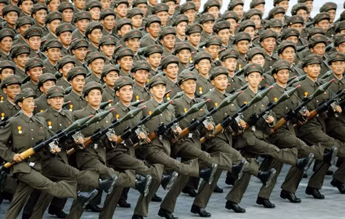 Điều không thể phủ nhận rằng, năng lực quân sự của Hàn Quốc nhiều năm qua, được xây dựng dựa trên sự hỗ trợ của Mỹ. Nếu dừng tập trận, hợp tác với Mỹ, Seoul sẽ cần nhiều năm để xây dựng lại chiến lược hành động. Tuy nhiên sức mạnh của Quân đội Hàn Quốc cũng là nhân tố răn đe quan trọng với những hành động phiêu lưu quân sự của Triều Tiên. Hình ảnh về Quân đội Triều Tiên.