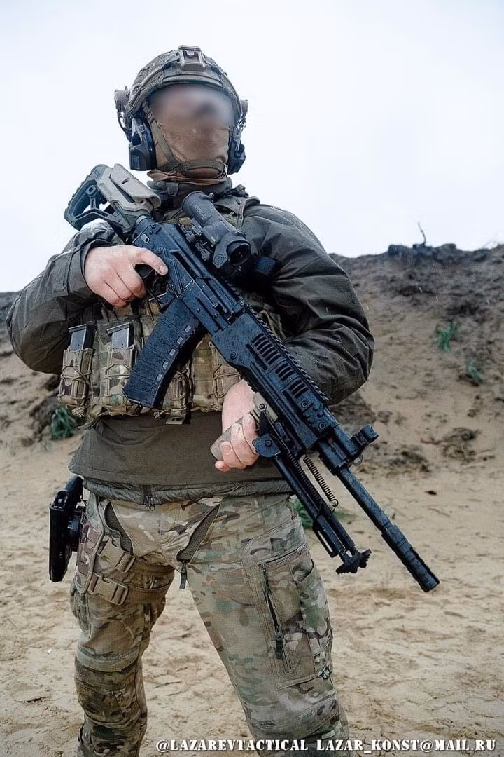 RPK-16 được giới thiệu lần đầu tiên năm 2016 và nhận được sự quan tâm rất lớn bởi quân đội Nga, đây là sản phẩm của tập đoàn Kalashnikov nổi tiếng. Điểm đặc biệt là súng có tính năng thay đổi nòng súng dễ dàng để tùy biến làm súng máy hạng nhẹ hoặc súng trường tấn công một cách nhanh chóng. Ảnh: Một đặc nhiệm SSO của Nga với súng máy RPK-16 gắn hộp tiếp đạn 30 viên.