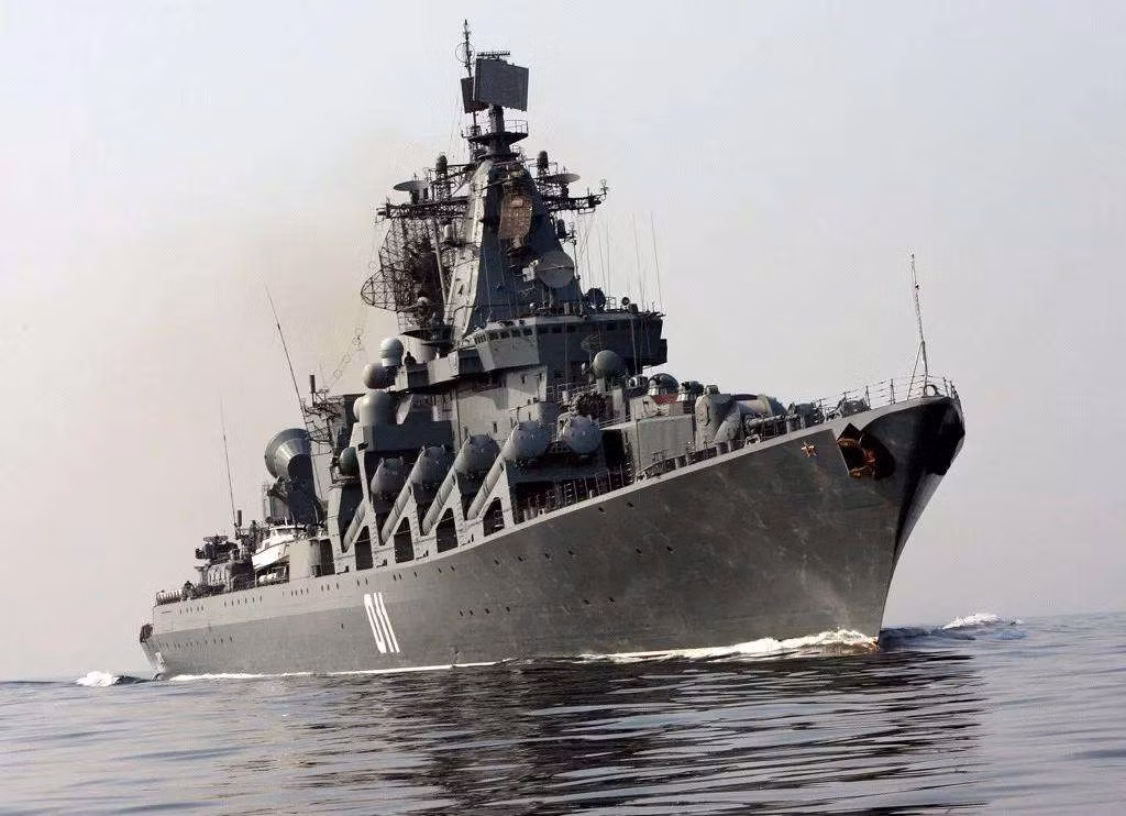 Tàu tuần dương "Ukraine" có lượng giãn nước 12.490 tấn, dài 186,4m, rộng 20,8m, thủy thủ đoàn 480 người, dự trữ hành trình 19.000 km nếu chạy tốc độ tối đa 16 hải lý/h, tốc độ cực đại 32 hải lý/h. Ảnh: Tàu tuần dương " Moskva" của Hải quân Nga - Nguồn: southfron