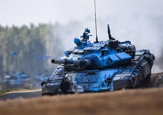 Tại nội dung thi Tank Biathlon của Army Games 2019, đội tuyển xe tăng Myanmar sau khi bị kẹt đạn tại bài bắn súng máy 12.7mm đã ném dây đạn thừa 12.7mm xuống đất và tiếp tục di chuyển ra khỏi tuyến bắn. Đây là hành động phạm quy, vi phạm nghiêm trọng quy tắc an toàn, gây nguy hiểm rất lớn cho các trọng tài cũng như đội xe nước bạn. Đội Myanmar đã ngay lập tức bị tước quyền thi đấu sau đó. Ảnh: Xe tăng T-72B3 cơ động vượt hào sâu.