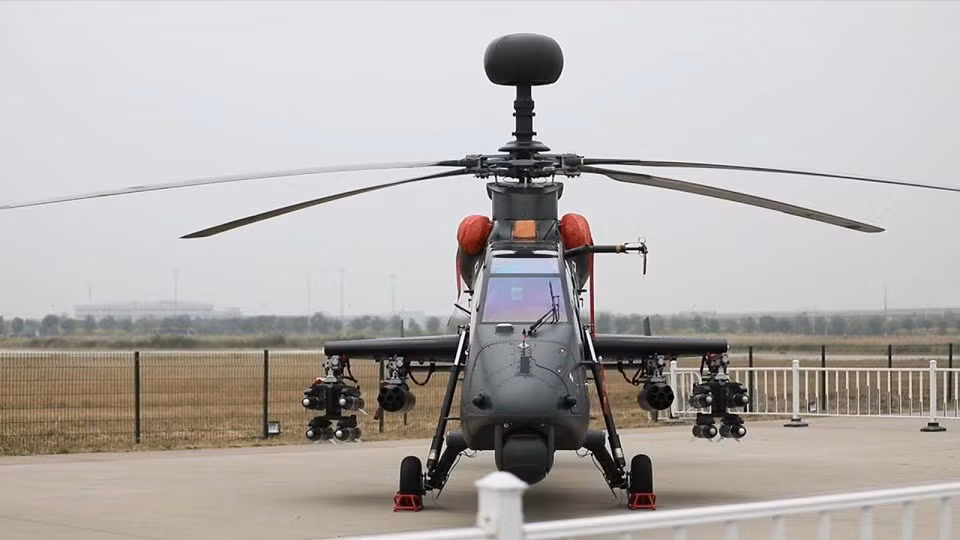 Với 4 mấu cứng ở hai bên cánh máy bay cho phép Z-19 có thể triển khai nhiều loại vũ khí tấn công như: tên lửa không đối không TY-90, tên lửa chống tăng HJ-8, các pod rocket và pod pháo 23mm. Ảnh: Trực thăng tấn công Z-19 với giá treo tên lửa chống tăng và pod rocket.