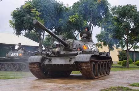  Xe tăng T-54/55 thuộc thế hệ cũ, lạc hậu nhưng hiện vẫn chiếm số lượng rất lớn trong trang bị của Quân đội nhân dân Việt Nam cũng như nhiều nước trên thế giới. Ảnh: Xe tăng T-54 trong biên chế QĐND Việt Nam - Nguồn: QĐND.