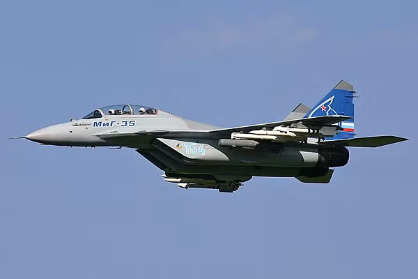 Và không chỉ có Sukhoi, để tồn tại, Công ty chế tạo máy bay MiG nổi danh dưới thời Liên Xô đã trực tiếp đổi MiG-29M thành MiG-33, nhưng vẫn không ai mua và sau đó đổi nó thành MiG-35. Tạo cho cảm giác MiG vẫn đang trên đà phát triển, mặc dù nó gần như bị tê liệt. Ảnh: Chiến đấu cơ MiG-35 thực chất vẫn là MiG-29 - Nguồn: Avia-pro