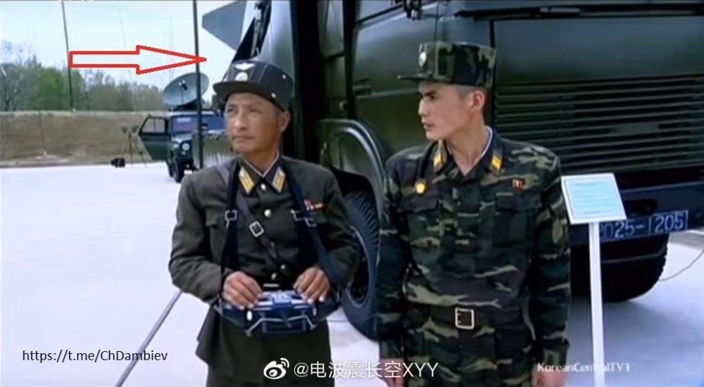 Theo đó, các bức hình được cắt ra từ truyền hình Nhà nước Triều Tiên cho thấy bệ phóng và đạn tên lửa đồ sộ của hệ thống tên lửa phòng không SA-2 được đưa lên khung gầm xe tải hạng nặng.