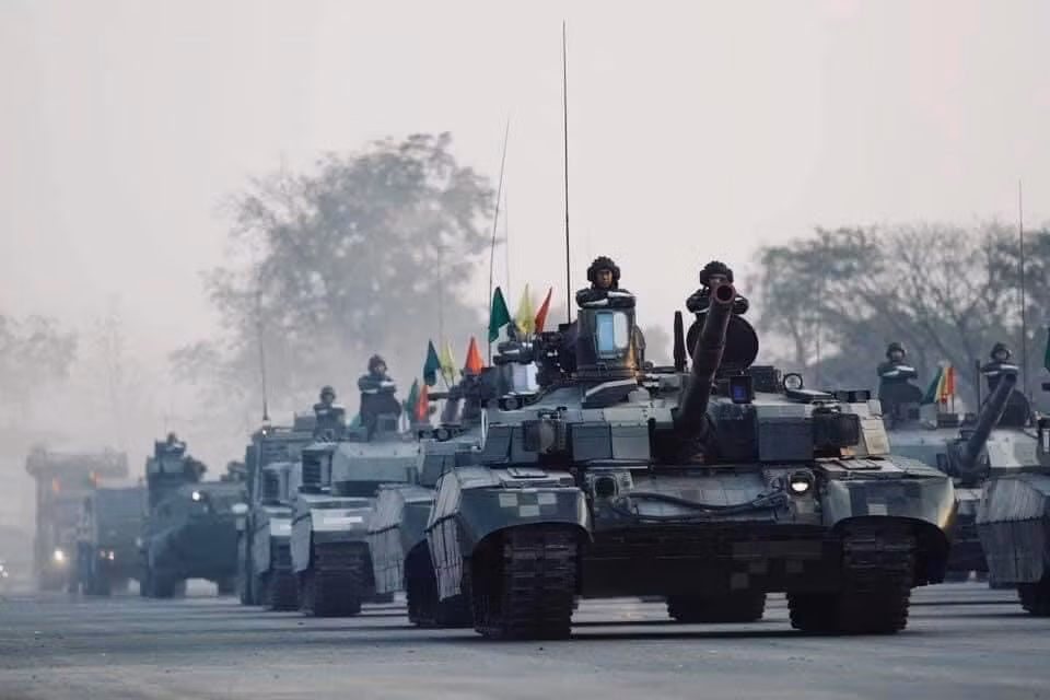 T-84 Oplot-T được hiện đại hóa mạnh mẽ ở hệ thống phòng vệ. Theo đó, Oplot-T được trang bị hệ thống phòng vệ đa lớp gồm: giáp bị động (làm bằng vật liệu tổng hợp composite); giáp ERA chủ động Nozh-2; hệ thống phòng vệ chủ động Zalson hoặc hệ thống gây nhiễu quang học Varta Ảnh: Xe tăng T-84 Oplot Thái Lan duyêt binh.