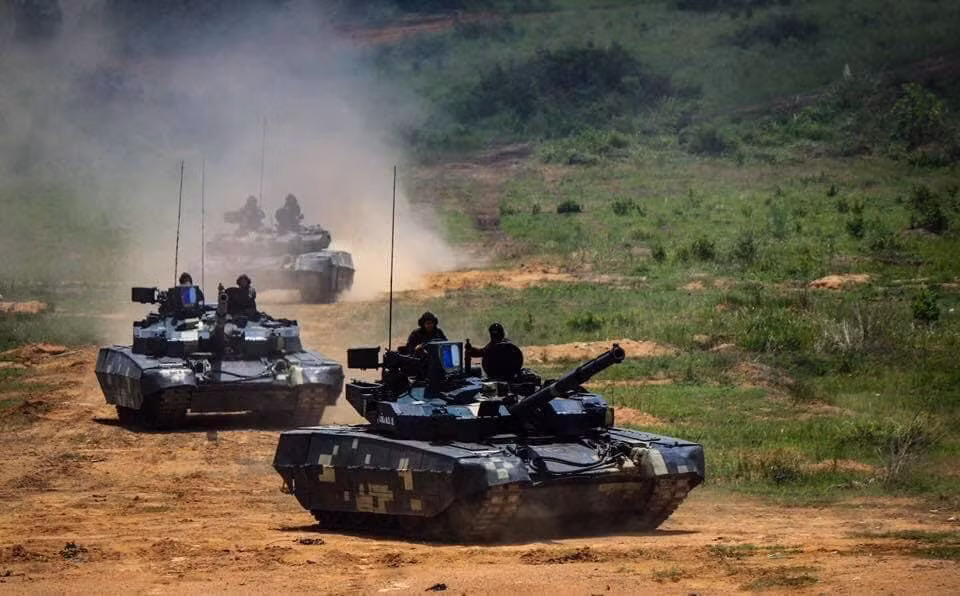 Xe có chiều dài 7m, rộng 3.4m, cao 2.8m và nặng 51 tấn. Xe được trang bị 1 pháo nòng trơn 125mm, 1 súng máy 12.7mm có thể điều khiển từ trong xe và kính ngắm toàn cảnh. Tuy nhiên có một điều khá bất cập là vị trí kính ngắm toàn cảnh lại chắn mất một phần tầm bắn của súng máy 12.7mm