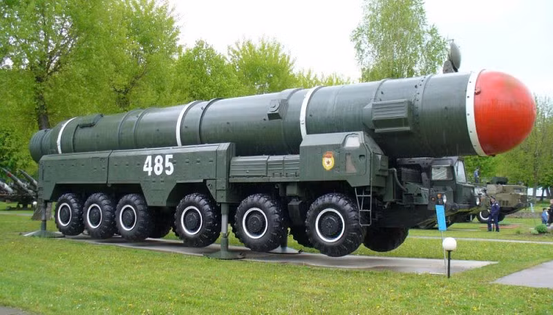SS-20 Saber có chiều dài 16,5 m; đường kính 1,79 m; khối lượng phóng 37.000 kg; tầm bắn 5.000 km. Phạm vi này cho phép SS-20 đặt từ lãnh thổ Liên Xô có thể nhằm bất kỳ mục tiêu nào ở châu Âu; nhưng không đủ để tiếp cận lục địa Mỹ. Ảnh: Tên lửa SS-20 Saber - Nguồn: Wikipedia.