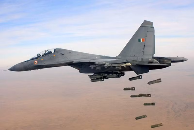 Su-30MKI là máy bay chiến đấu mạnh nhất của Không quân Ấn Độ hiện nay. So với MiG-29, nó có khả năng cơ động tốt hơn, thiết bị điện tử mới hơn và cảm biến mạnh hơn. Su-30MKI có thể dùng chiếm ưu thế trên không và tiến công các mục tiêu mặt đất bằng các loại vũ khí dẫn đường chính xác. Ảnh: Su-30MKI của Không quân Ấn Độ.