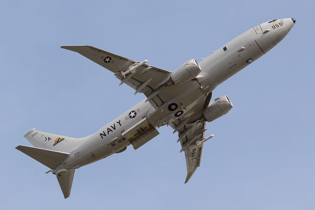 Máy bay tuần thám săn ngầm P-8A Poseidon, họ hàng với chiếc E-8C cũng thường xuyên được sử dụng cho nhiệm vụ tuần tra, trinh sát và phát hiện mục tiêu trên khu vực Biển Đông và Hoa Đông bởi Hải quân Mỹ. Ngày 13/7 vừa qua, nó cũng đã được phát hiện là đang thực hiện chuyến bay ở khu vực bắc Biển Đông cùng với một chiếc E-8C và RC-135. Ảnh: Máy bay săn ngầm P-8A Poseidon của Hải quân Mỹ